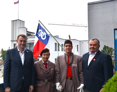 Na budově kraje visí vlajka sokolů, připomíná jejich neblahé osudy