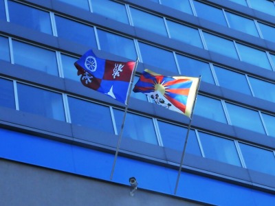 Na budově krajského úřadu pošesté v historii zavlaje tibetská vlajka