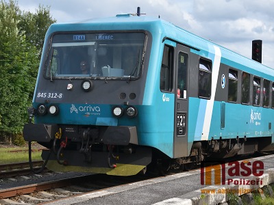 Mezi Železným Brodem a Semilami vykolejil vlak