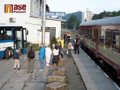 Provoz na železniční trati z Brodu do Tanvaldu ochromil spadlý strom