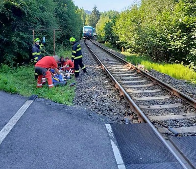 Na přejezdu v Plavech vlak srazil osobu