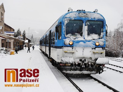 Kvůli sněžení je uzavřena silnice na Harrachov, stojí i některé vlaky