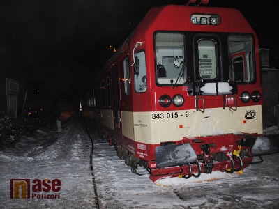 Foto: V Semilech přímo na přejezdu vykolejil rychlík
