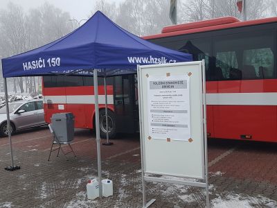 Druhé kolo prezidentských voleb začalo na stanovištích drive-in