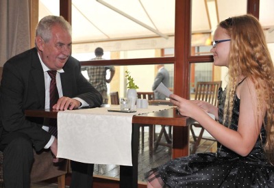 Prezident si odvezl ze Sychrova dopis a poskytl poslední rozhovor