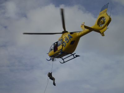 Dívka se v Albrechticích srazila s rolbou, je těžce zraněná