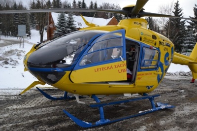 Na sjezdovce v Harrachově se srazily dvě dívky, pro jednu letěl vrtulník