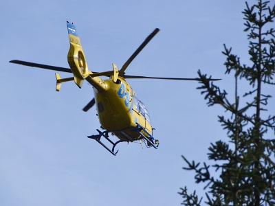 Svědci a horská služba zachránili s pomocí defibrilátoru lyžaře