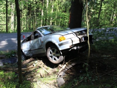 Při výjezdu z Jablonce se s autem přetočil přes střechu