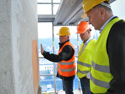 Nová omítka jablonecké radnice bude okrová