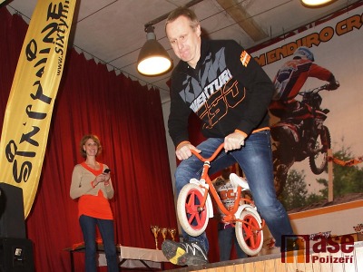 Enduroví jezdci si zajezdili i na slavnostním vyhlášení