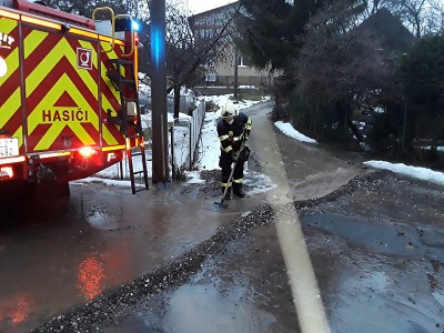 Krajští hasiči odstraňují škody po noční bouřce