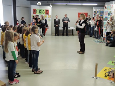 Výtvarné práce jabloneckých dětí přispějí na kojenecké lůžko