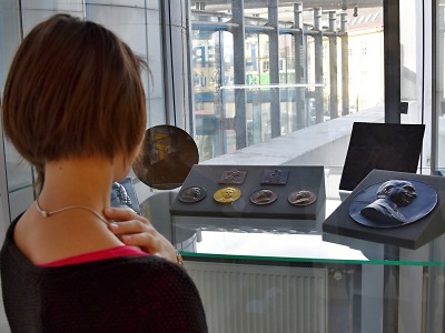 Výstava na kraji ukáže medaile a plastiky ze Severočeského muzea