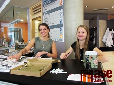 O výstavu skla a bižuterie Křehká krása byl opět větší zájem