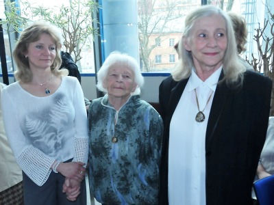 Zpěvák Luděk Vele potěšil na vernisáži tři jubilující umělkyně