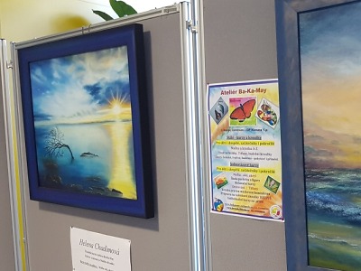 Výstavu turistů vystřídá ve vestibulu kraje výtvarné umění