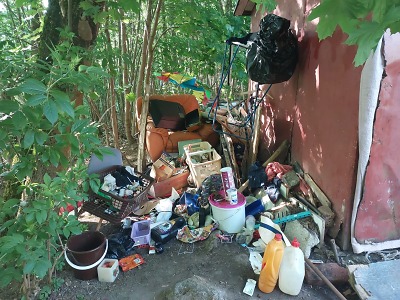Z garáže v Plynární ulici v Jablonci vyvezli další tuny odpadu
