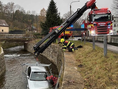 Havarované auto museli z Nisy na Proseči vyprostit hasiči