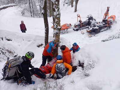 Horská služba zachraňovala zraněného muže pod ledopádem
