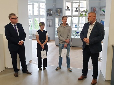 Autor foto:Archiv KÚ Libereckého kraje Žáci železnobrodské školy navrhli ceny pro sympozium i Den učitelů