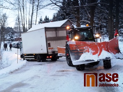 VIDEO: Nákladní auto u Lučan musely vytáhnout dva traktory