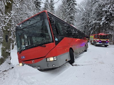 V Janově nad Nisou hasiči vyprošťovali zapadlý autobus