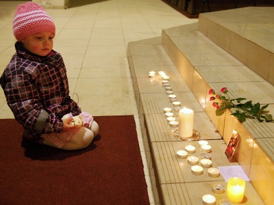 Světový den památky zesnulých dětí uctili i v jabloneckém kostele
