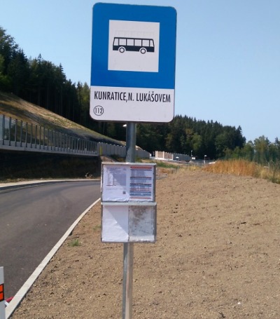 Po dvou letech se vrací autobusy do zastávky Kunratice, Nad Lukášovem 