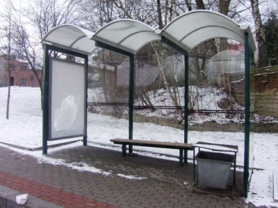 Neznámý vandal poškodil zastávku MHD v Jablonci, hledají se svědci