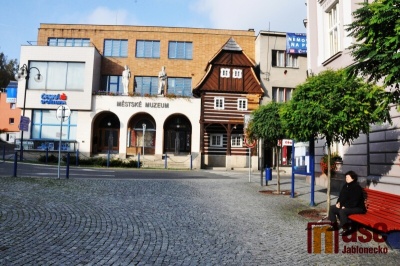 Z dřevěných domů na náměstí zachovali jediné průčelí 