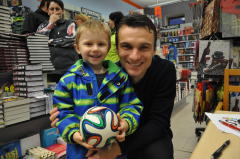 Obrazem: David Lafata podepisoval svoje vzpomínky