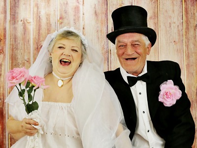 V Parlamentu zahájí výstavu o životě seniorů ve Velkých Hamrech