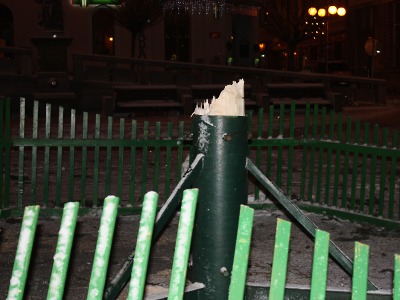 Noční vichřice zlomila vánoční strom na jabloneckém náměstí