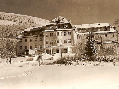 Autor foto:Archiv KÚ Libereckého kraje Pan Tau, Homolkovi i Svatopluk Kuřátko. Špindlerův mlýn pro filmaře ráj