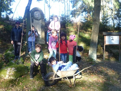 Žáci z tanvaldské základní školy upravili pomník Theodora Körnera