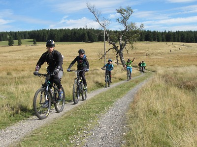 Osmáci ZŠ Tanvald Sportovní v sedle kola po Jizerkách