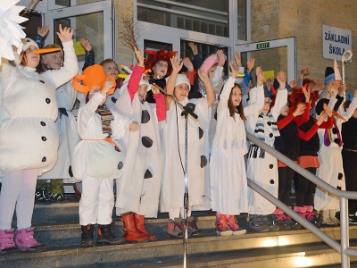 Obrazem: ZŠ Tanvald Sportovní zpívala na schodech