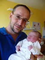 Čerstvě narozená Anetka Volešová v náruči svého taťky. Šťastnými rodiči se 25. srpna 2011 ráno stali Volešovi.