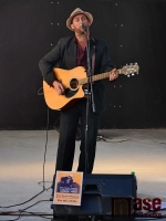 Na letní scéně u eurocentra probíhal kulturní program. Zpěvák a kytarista Alasdair Bouch.