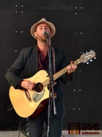 Na letní scéně u eurocentra probíhal kulturní program. Zpěvák a kytarista Alasdair Bouch.