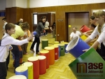 Relaxační workshop hry na drumbeny pro zdravotně hendikepované i zájemce z řad veřejnosti  pořádal DDM Vikýř v Jablonci nad Nisou.