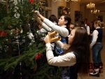 Zdobení vánočního stromečku v Muzeu skla a bižuterie v Jablonci nad Nisou.