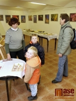 Vernisáž výstavy Radoslavy Sodomkové, Vladimíry Dvořákové a Klause Scholze ve výstavní síni galerie ve Frýdlantě.
