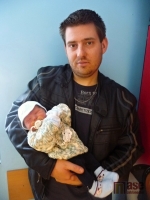 Novorozený Martínek Tichý v náruči svého táty. Chlapeček vykoukl na svět 16. prosince 2011 v noci, šťastnými rodiči jsou manželé Tichých.