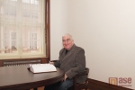 Podpis Václava Vostřáka do kroniky města po obdržení ceny města Pro Meritis