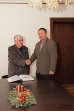 Starosta města Petr Beitl děkuje Václavu Vostřákovi za dosavadní práci