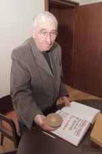 Podpis Václava Vostřáka do kroniky města po obdržení ceny města Pro Meritis