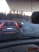 Kamion zablokoval vjezd na kruhový objezd.