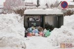 Haldy odpadků pod okny  obyvatel Pobřežní ulice
